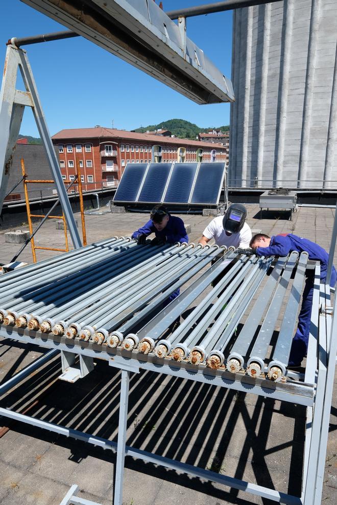El centro de FP industrial de Langreo se ofrece a formar a los trabajadores de la futura fábrica de paneles solares