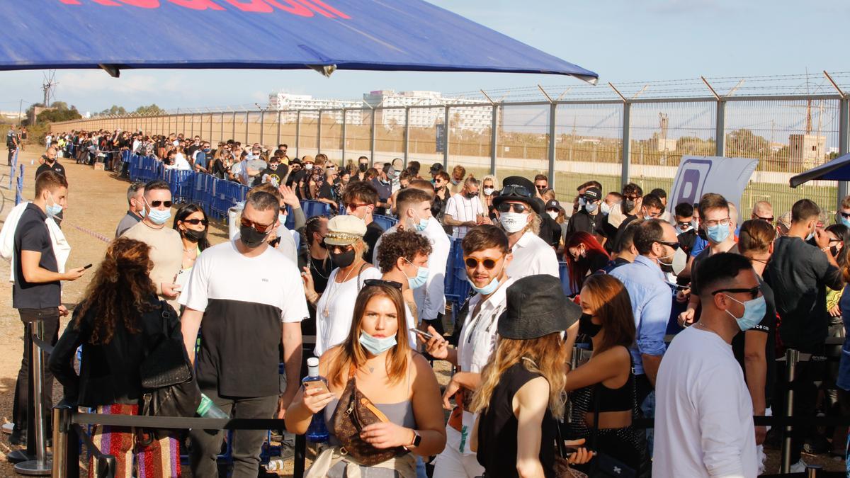 Personas haciendo cola para entrar en la discoteca este lunes.