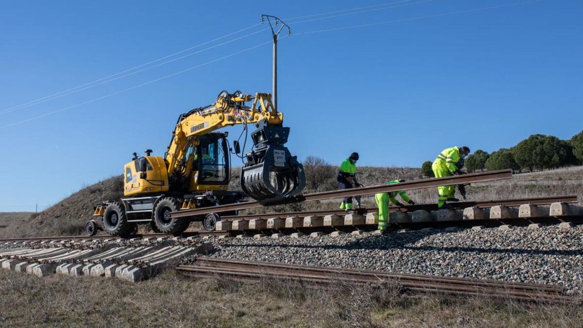 Levantamiento de los carriles y traviesas en el tramo próximo a la ermita de Valderrey.