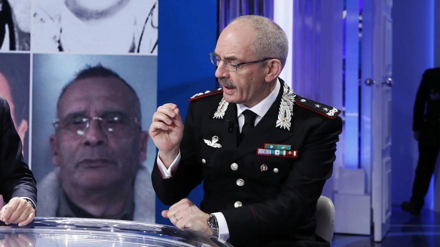 El comandante de los Carabinieri, el general Pasquale Angelosanto, con la imagen de fondo del capo italiano Matteo Messina Denaro.