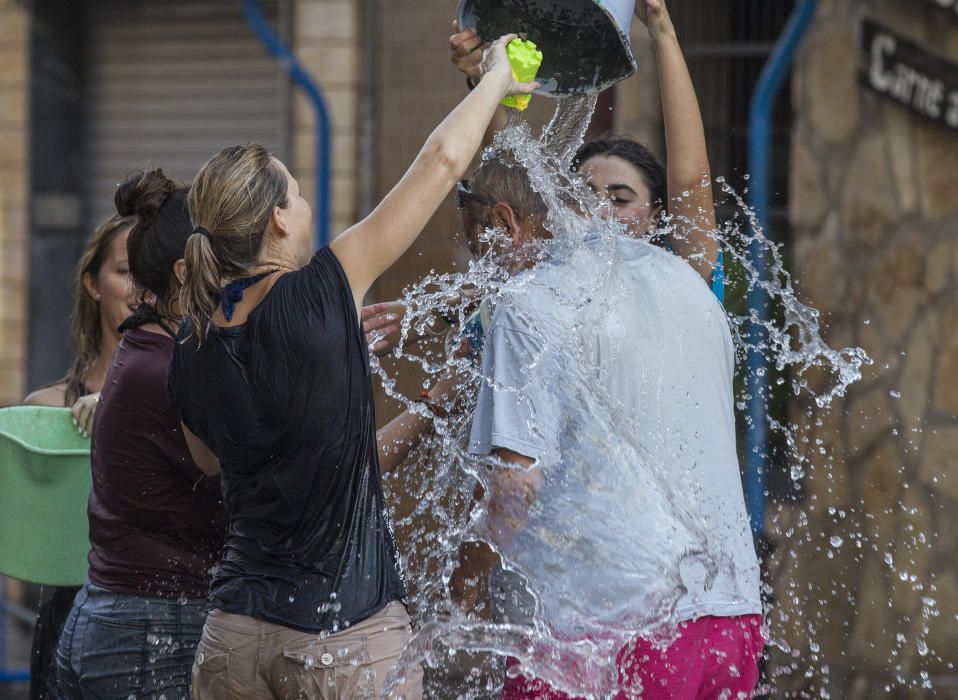 Una refrescante "poalá" para encarar el final de fiesta del Raval Roig