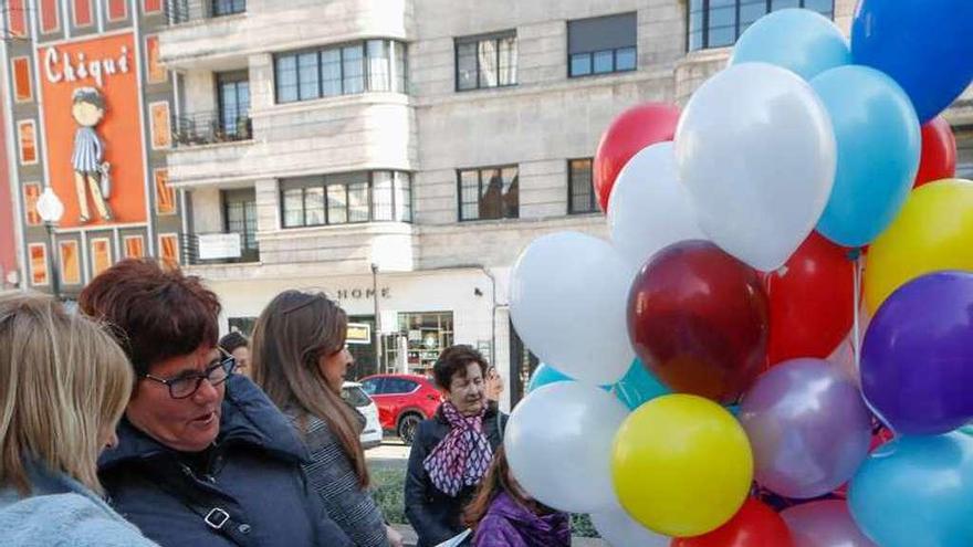 Asistentes al acto de Cocemfe, ayer, en la plaza del Instituto.