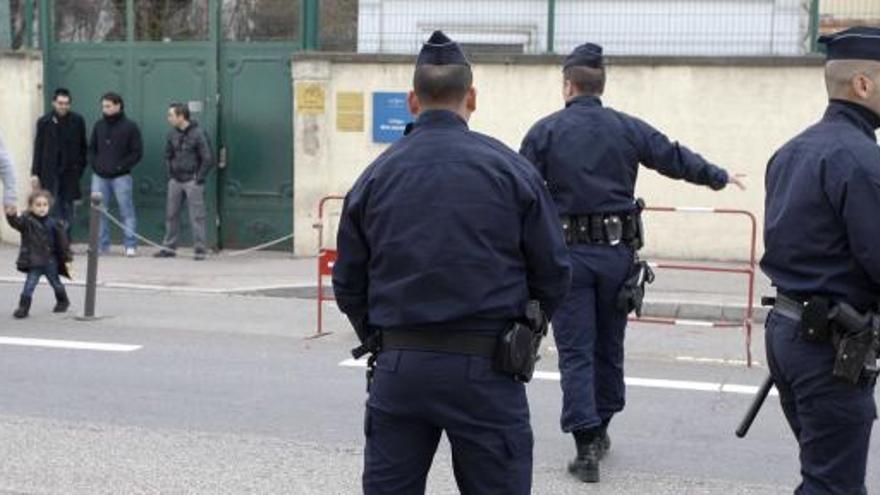 Policías vigilan frente a la escuela judía atacada.