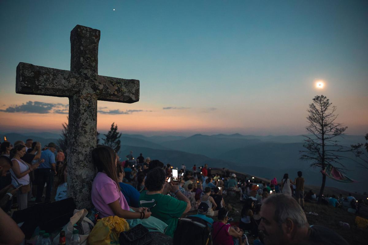 El momento del eclipse total, en el santuario de El Acebo, en Cangas del Narcea.