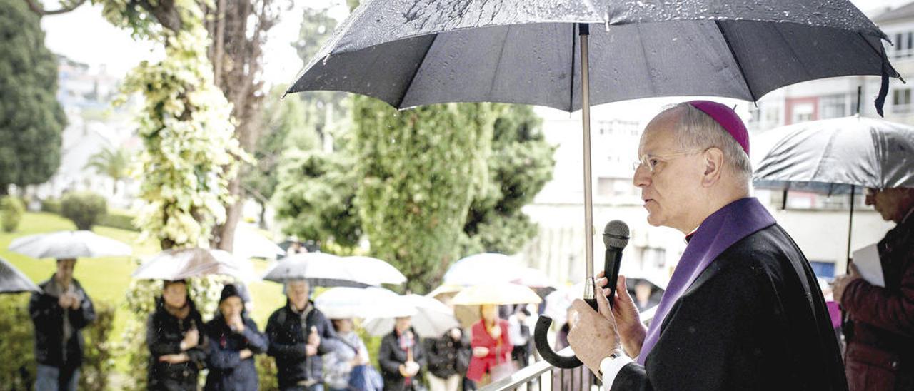 El obispo se dirigió ayer a los fieles en el cementerio de San Francisco. // Brais Lorenzo