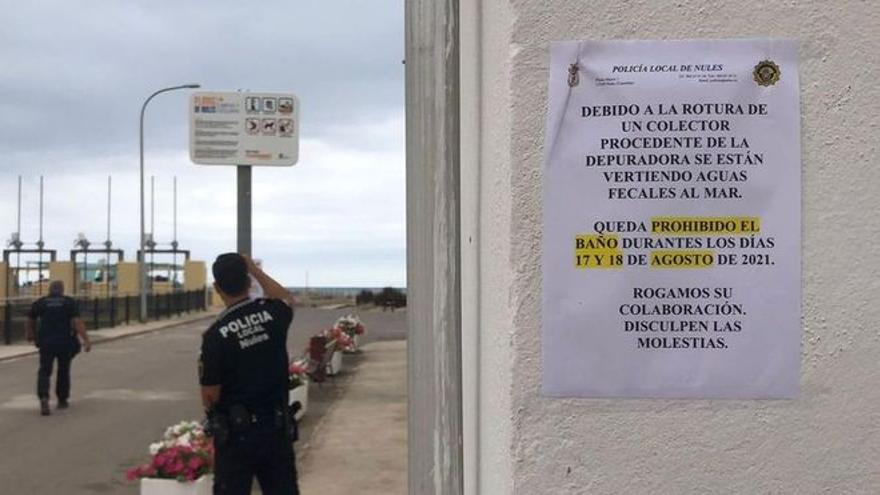 Cartel explicando el motivo del cierre de la playa. / MÒNICA MIRA