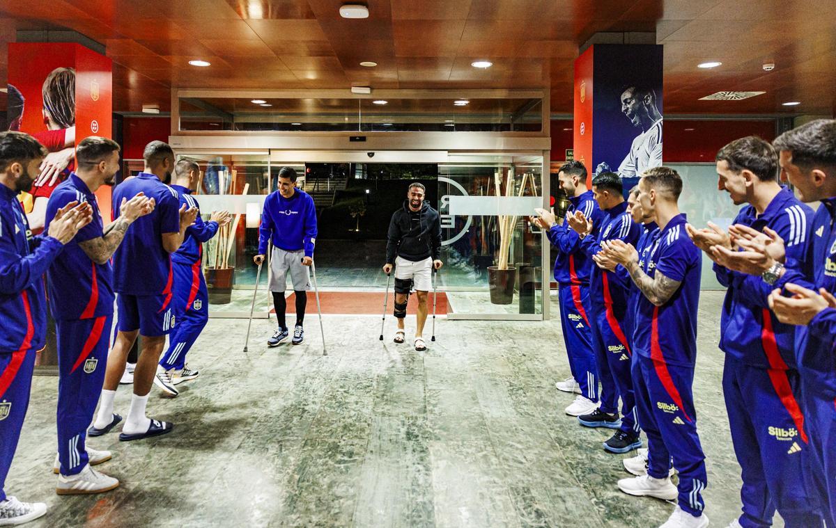 Rodri Hernández y Dani Carvajal visitan a sus compañeros en la selección española en muletas debido a las lesiones que sufrieron.