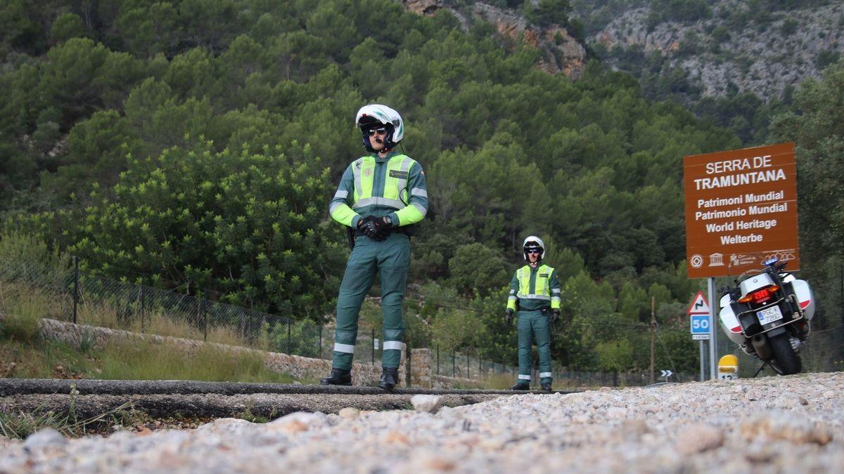 Beamte der Guardia Civil auf Mallorca bei einer Verkehrskontrolle in der Tramuntana.