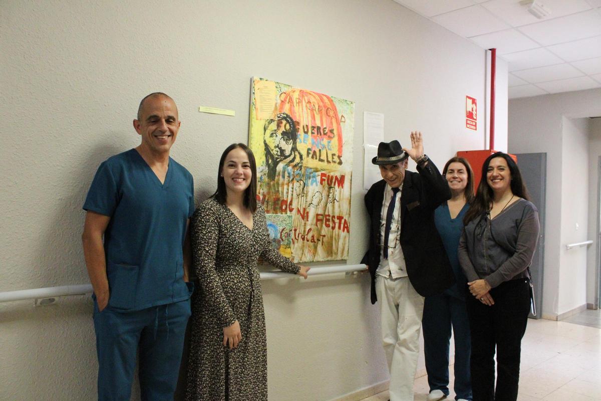 Juánfer junto a la concejala Melani Ivars y responsables de la residencia