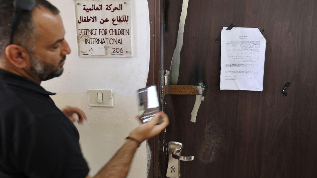 La puerta de las oficinas de la oenegé  Defensa Internacional de los Niños de Palestina, sellada por el Ejército israelí.