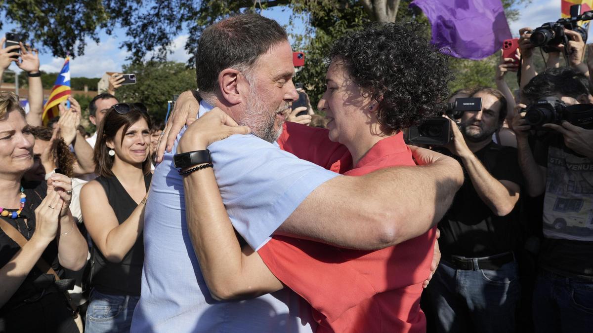 Abrazo entre Junqueras y Marta Rovira