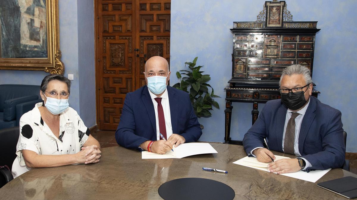 Carmen Flores, Antonio Ruiz y Esteban Morales, en la firma del convenio.