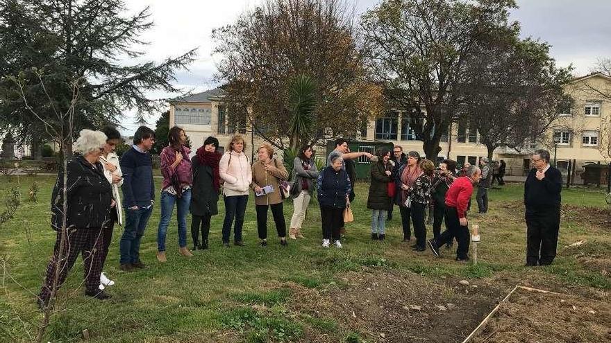 Asistentes al acto del Día Internacional del Voluntariado en el Noroccidente, en el huerto ecológico de la residencia de Luarca.