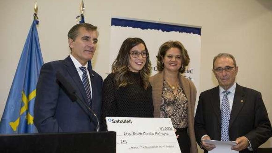 Por la izquierda, Miguel Ferrero, la premiada Nuria Cuesta, Isabel Abello (del Banco Sabadell) y Javier Santos, ayer, en el Calatrava.
