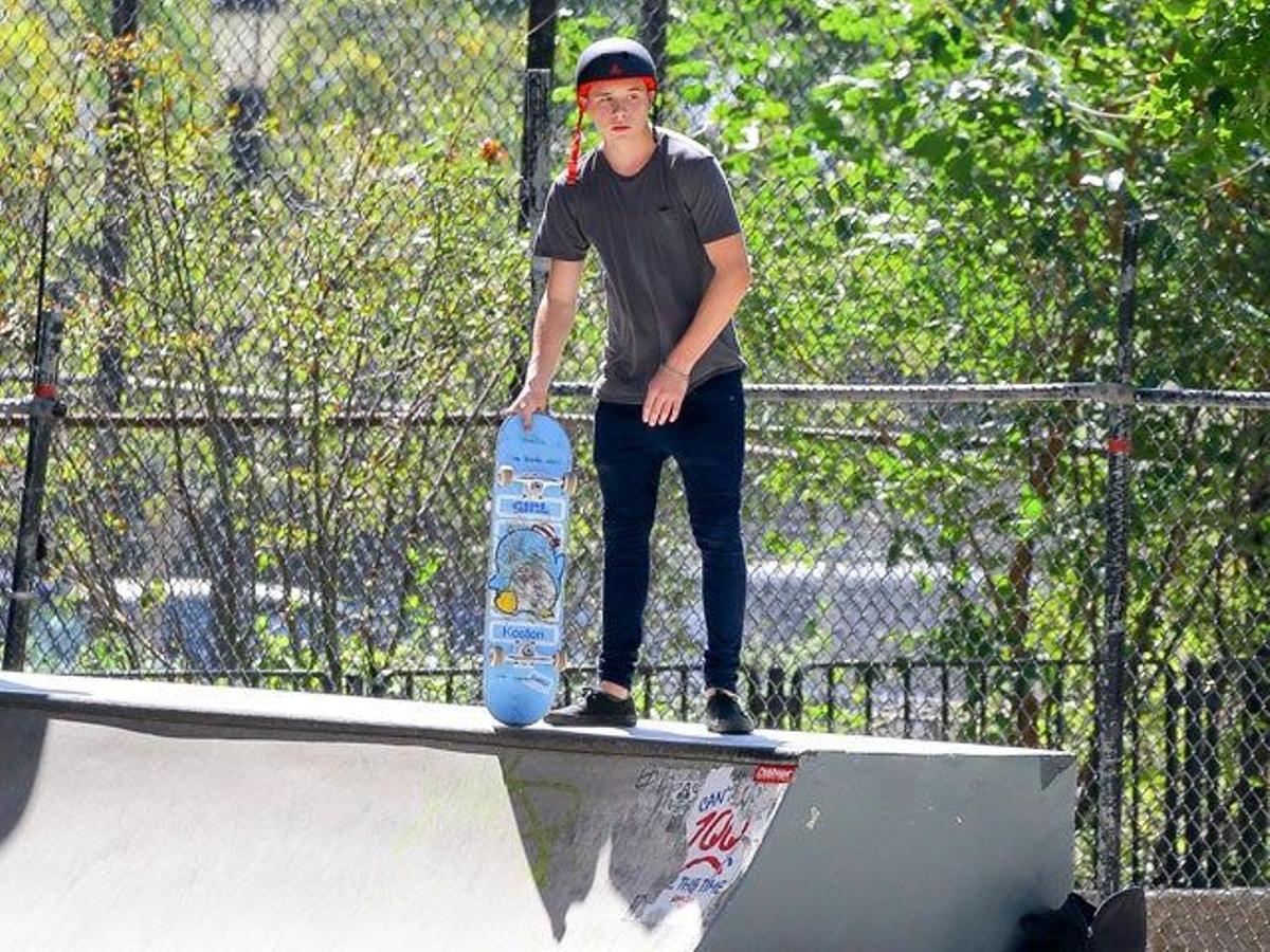 Brooklyn Beckham hace skate en Nueva York