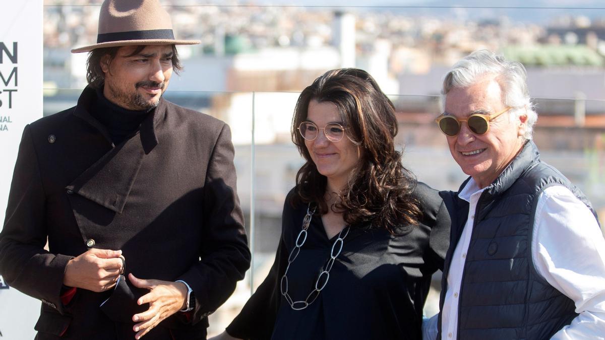 El director Guillermo Ríos, la guionista Marta Buchaca y el productor Eduardo Campoy, tras presentar en el BCN Film Fest la película 'Solo una vez'.