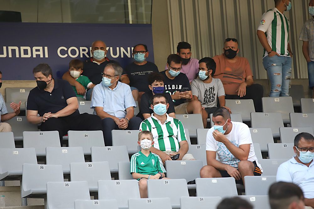 Aficionados asistentes al encuentro Córdoba CF-Cádiz B