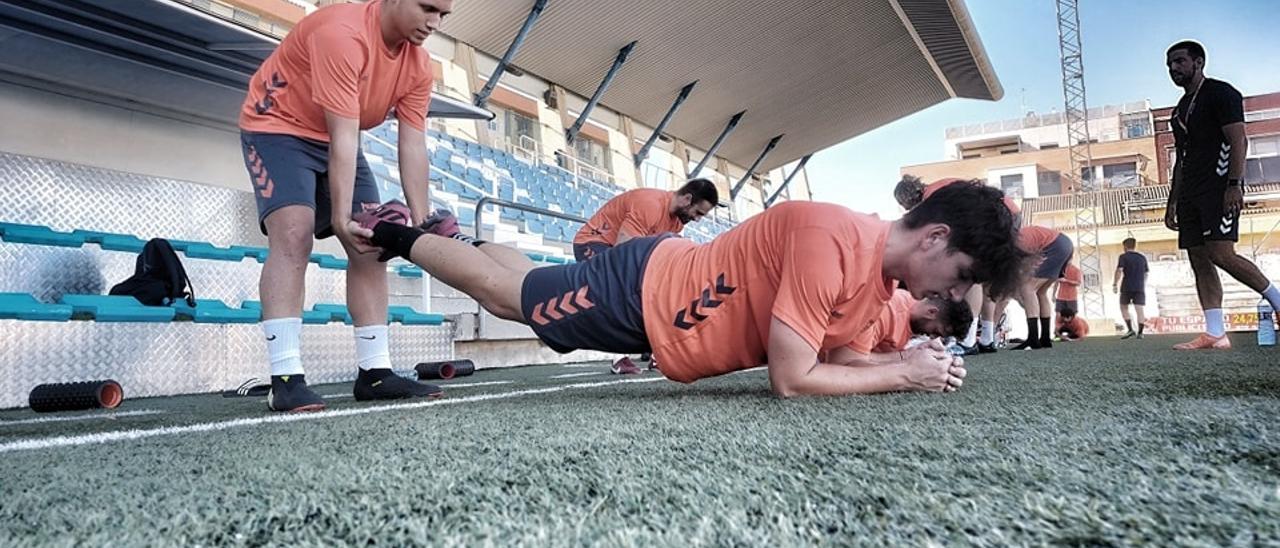 Jugador del CD Olímpic de Xàtiva, en un entrenamiento.