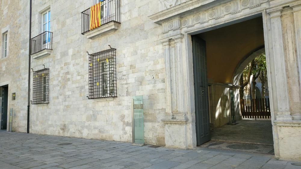 Llaç blanc a la Delegació de Govern a Girona