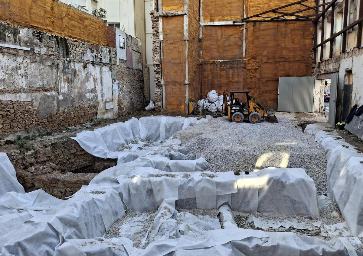 Los operarios han cubierto con lonas de plástico los vestigios arqueológicos y los taparán con grava