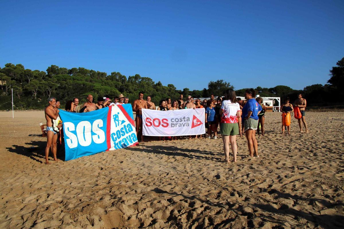 Les imatges de la nedada per reclamar més protecció pels nedadors de la Costa Brava Les imatges de la nedada per reclamar més protecció pels nedadors de la Costa Brava