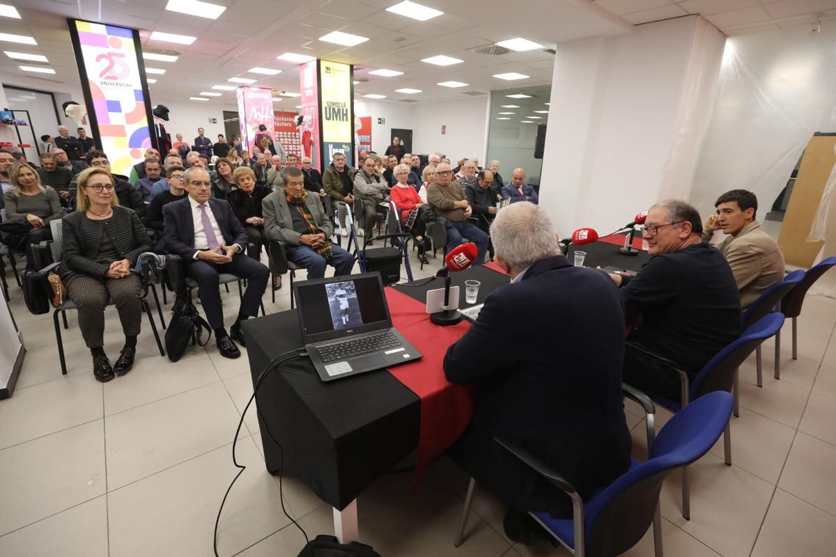 El salón se quedó pequeño para la presentación del libro sobre Juan Ángel Romero