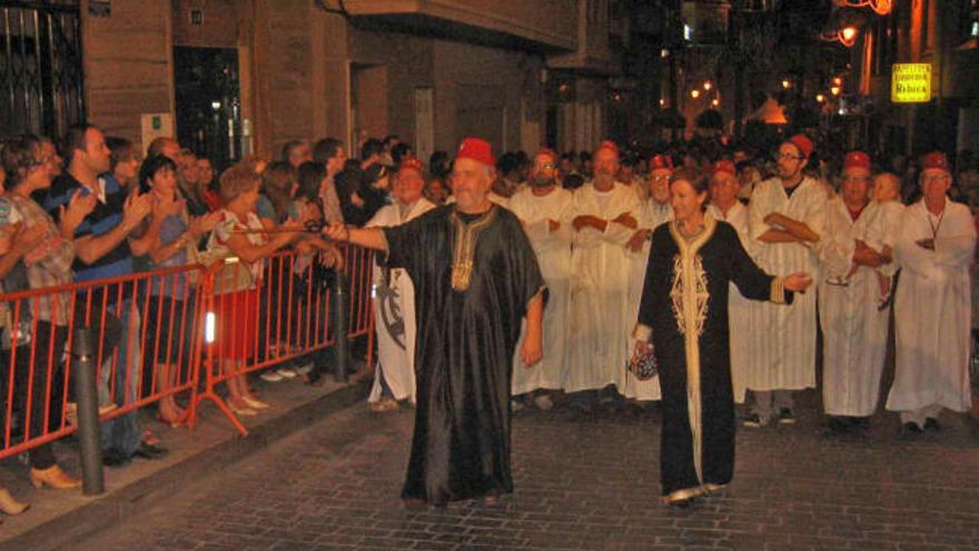 Las doce comparsas llegaron en pasacalles hasta la Plaza del Ayuntamiento para participar en el &quot;Primer Tro&quot; de las fiestas.