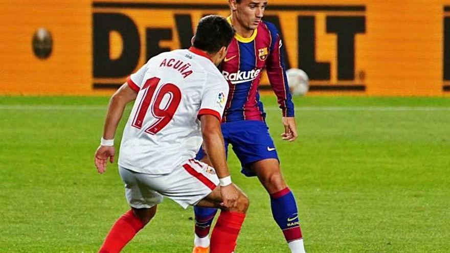 Griezmann i el sevillista Acuña en l&#039;1-1 de lliga al Camp Nou