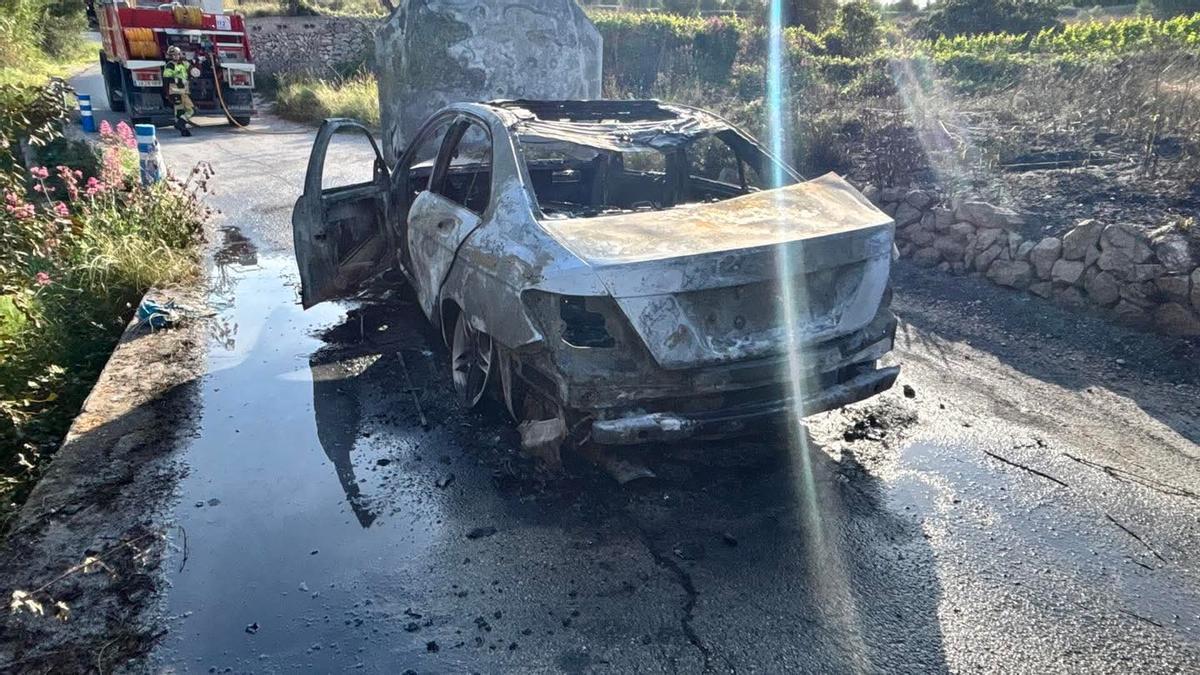 El coche quedó totalmente calcinado