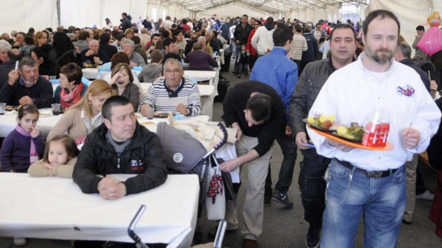 Vista de la carpa, abarrotada,  a la hora de la comida.  // Noé Parga