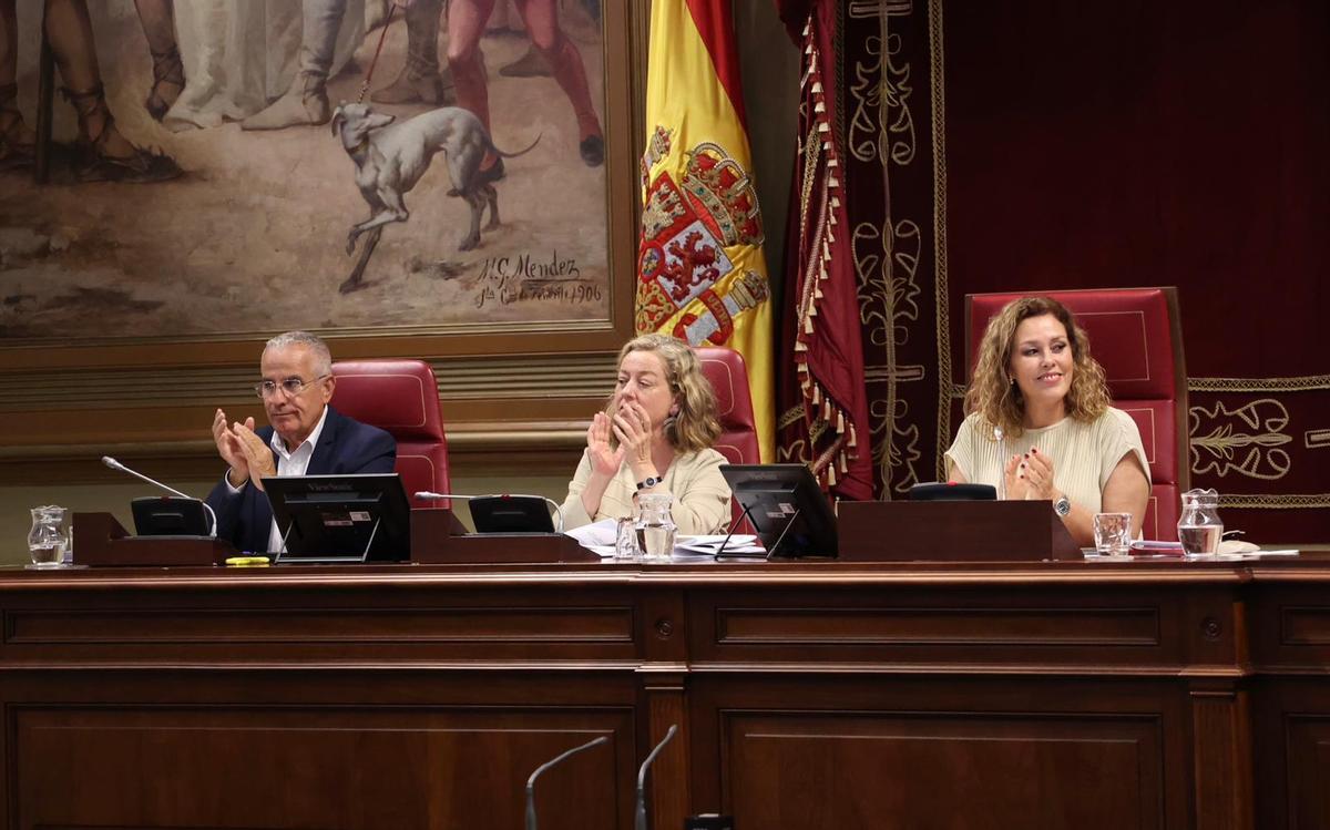El Parlamento de Canarias aprueba por unanimidad la inclusión de La Graciosa en la letra del himno autonómico.
