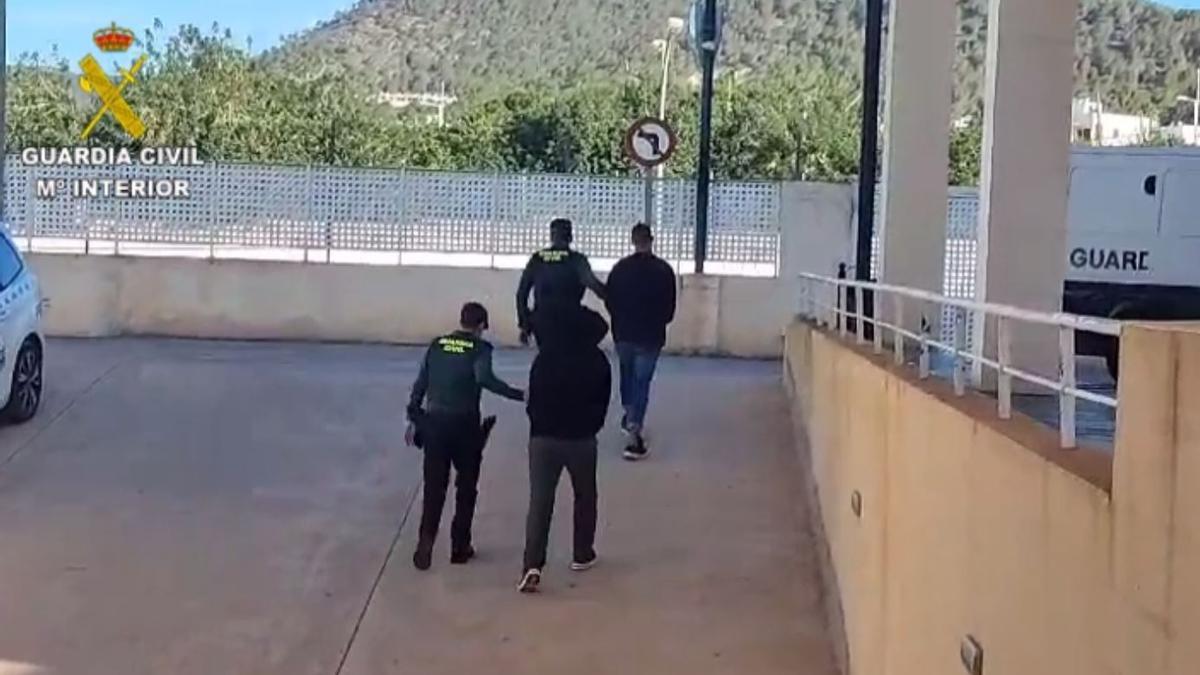 VÍDEO: Así ha sido la actuación de la Guardia Civil para detener a dos personas relacionados con el robo de relojes de lujo en Sant Antoni