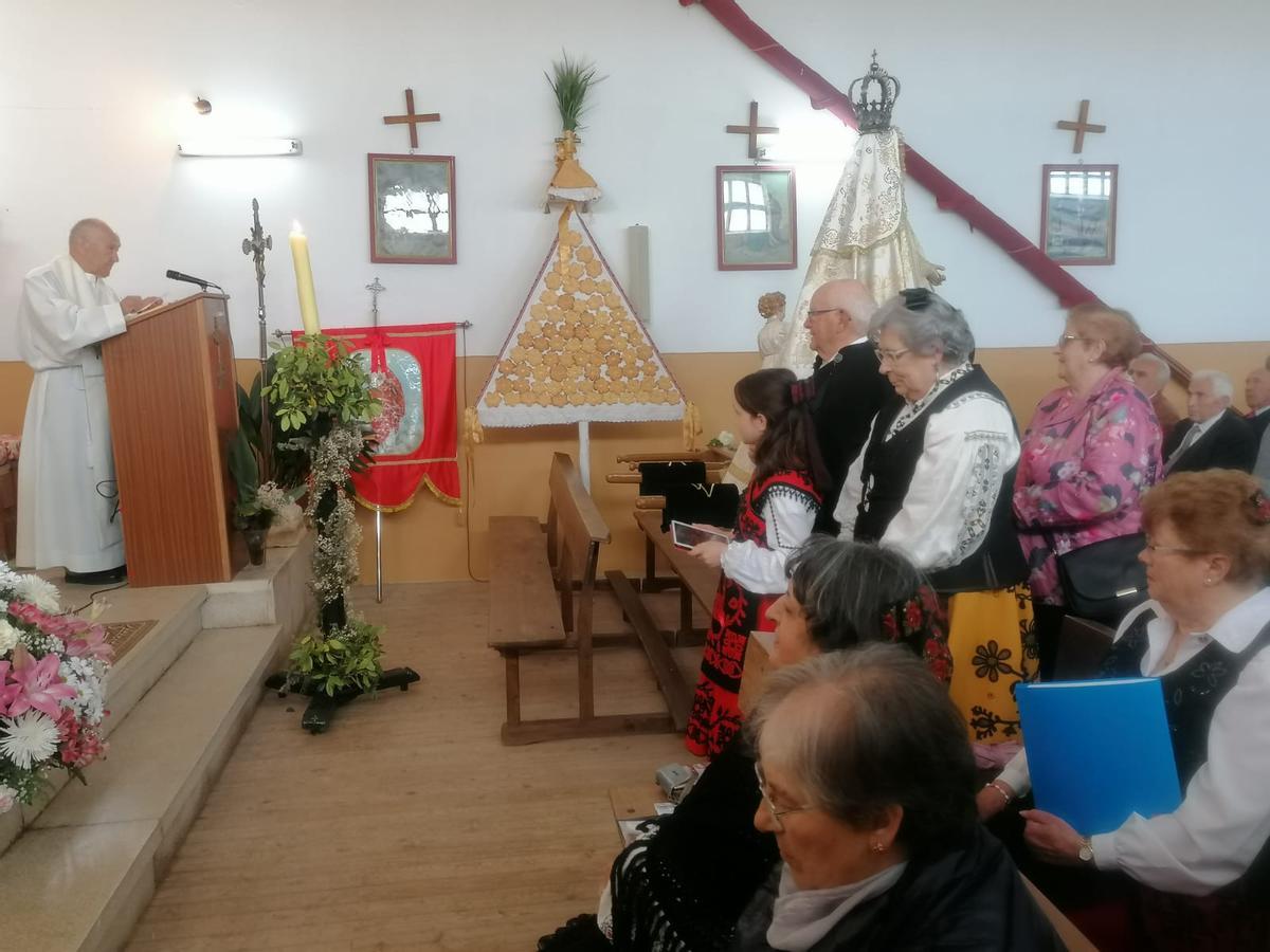 Fiesta de San Román del Valle, y al fondo de observa el ramo.
