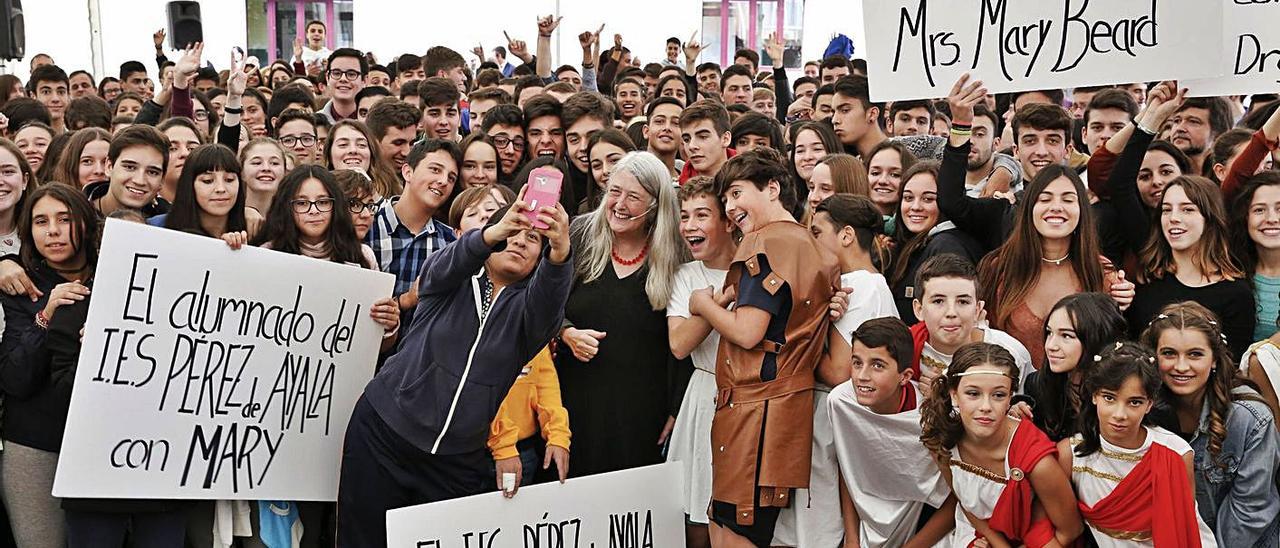 La historiadora Mary Beard, premiada en 2016, en una actividad con escolares asturianos. | Irma Collín