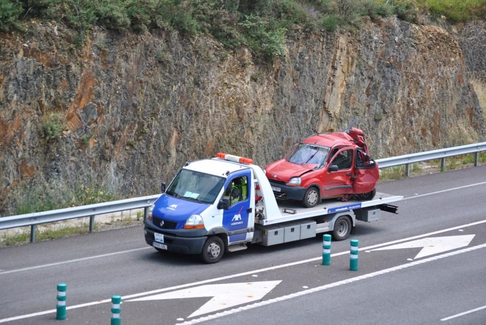 Fallece una mujer en un choque entre una furgoneta y un camión en Valdés