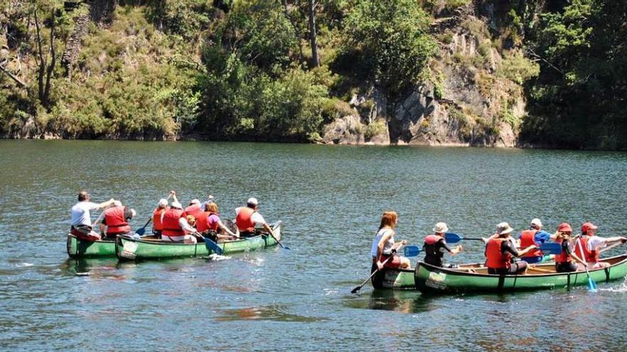 Un grupo de turistas, en una ruta en canoa por el río Navia, el pasado verano.