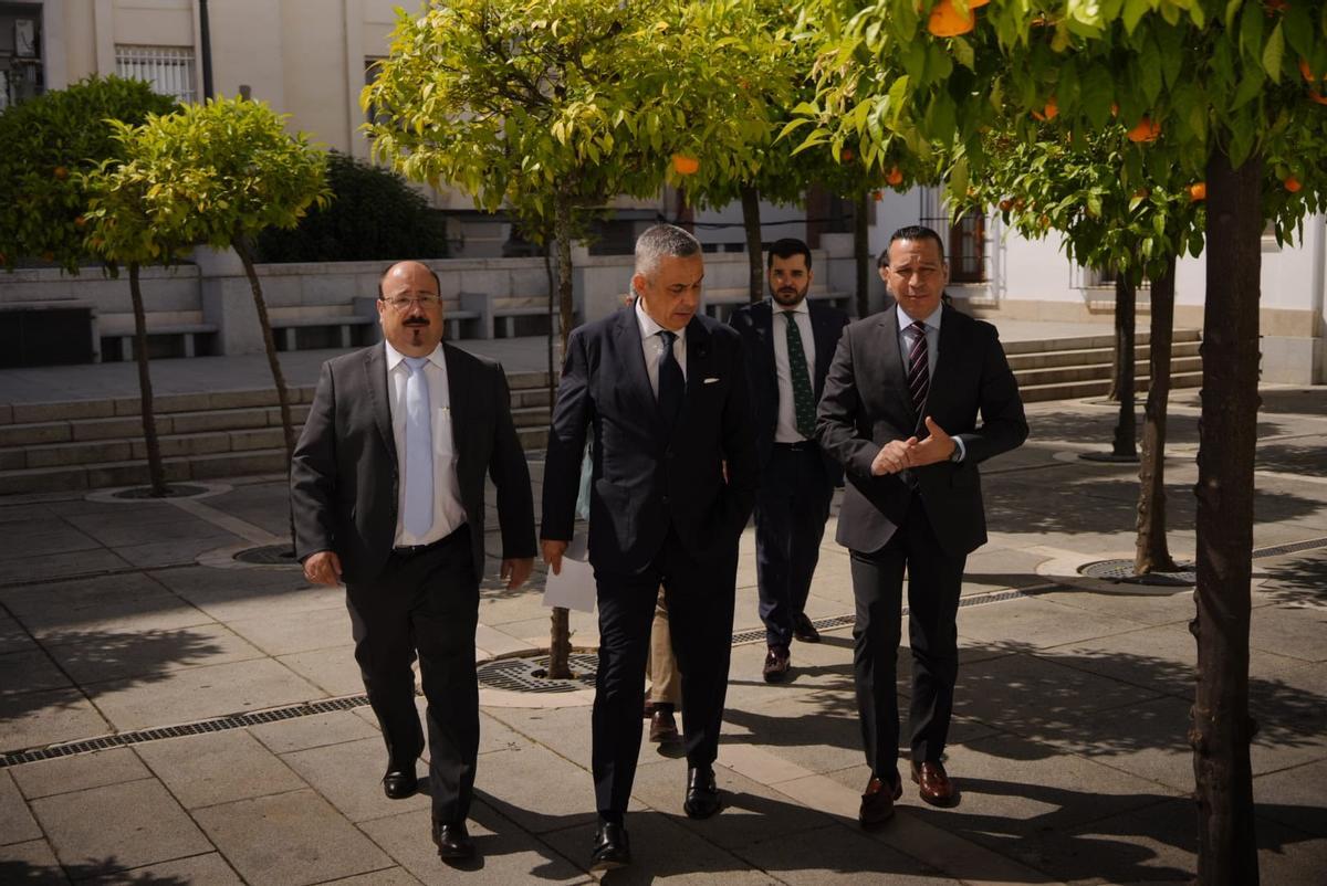 Las imágenes del pleno de la Asamblea de Extremadura en el que Gallardo ha tomado posesión como diputado