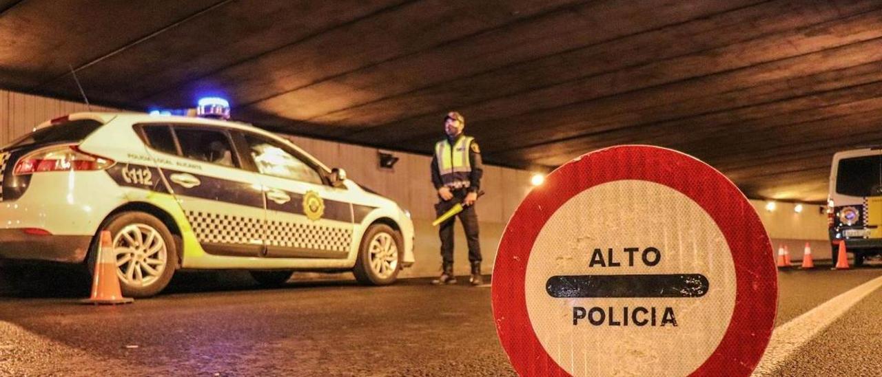 Un control de agentes de la policía local de Alicante