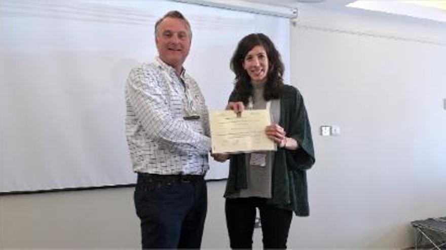 La doctora Gemma Clemente recollint el diploma com a guanyadora al Congrés celebrat a Cornwall.