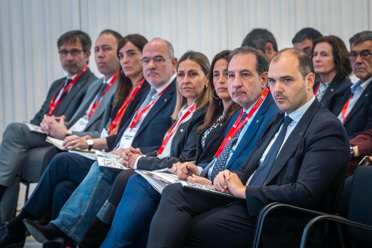 Diversos consellers atienden a la intervención del president Illa.