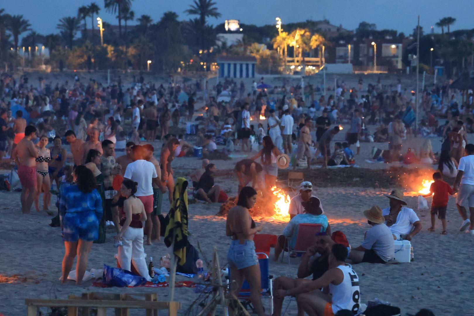 Búscate en la macrogalería de fotos de Sant Joan en Castellón