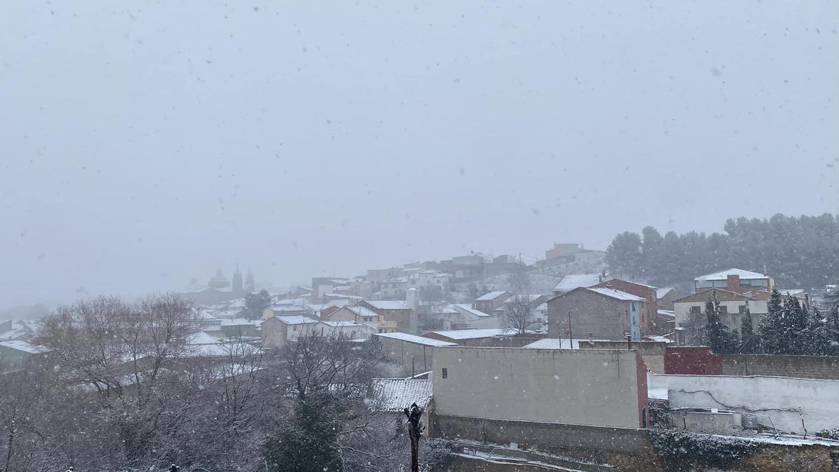 Vista panorámica de Aguarón nevado este viernes