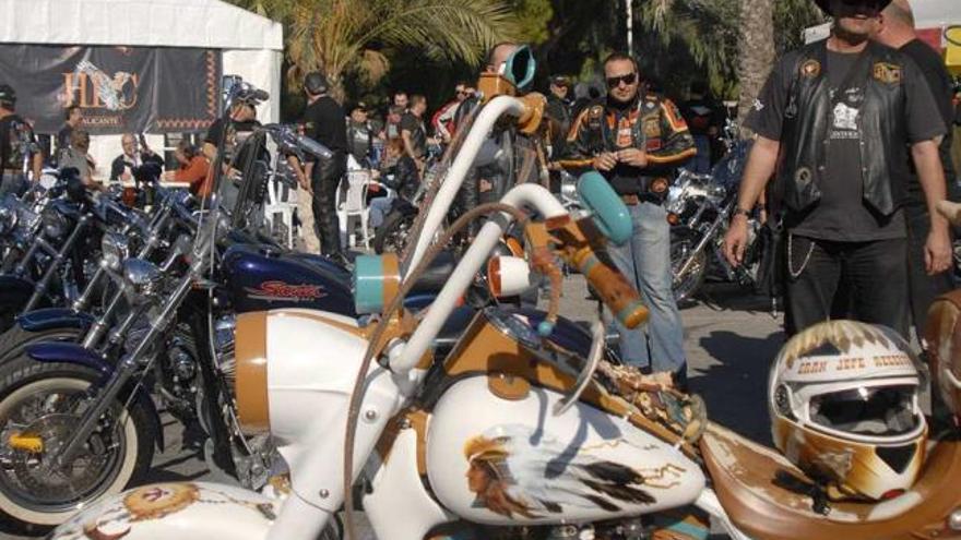 La concentración de moteros ha reunido en Guardamar, por segundo año, a los aficionados a las Harley.