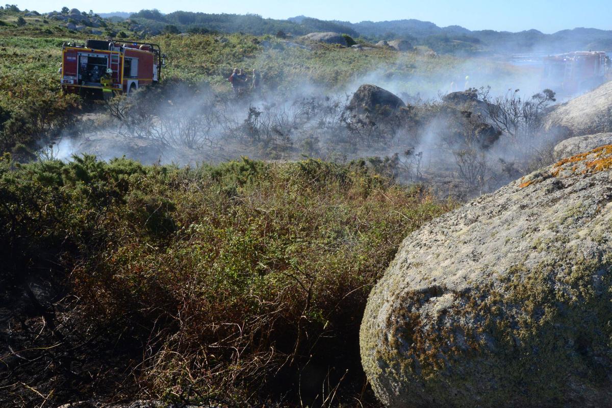 El primer incendio forestal del verano en O Morrazo quemó 3.500 metros cuadrados de monte raso en Cabo Udra, dentro de los terrenos de la Comunidade de Montes en Man Común de Beluso (Bueu). El primer incendio forestal del verano en O Morrazo quemó 3.500 metros cuadrados de monte raso en Cabo Udra, dentro de los terrenos de la Comunidade de Montes en Man Común de Beluso (Bueu).