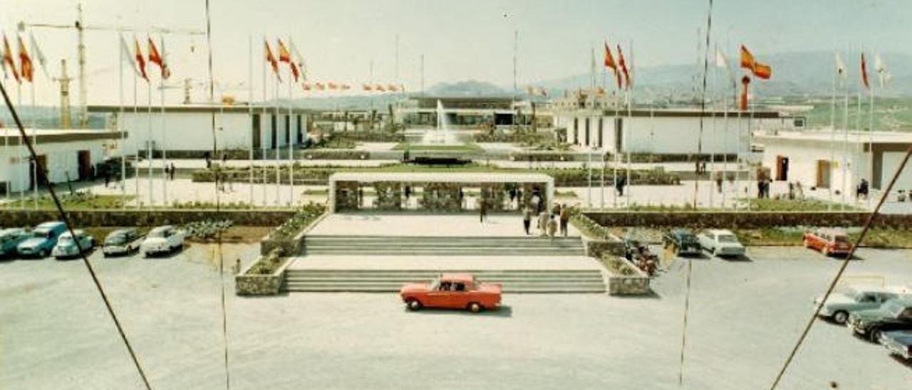 Aspecto del complejo que albergó la primera Feria del Atlántico y, debajo, un detalle de su arquitectura en marzo del 66.