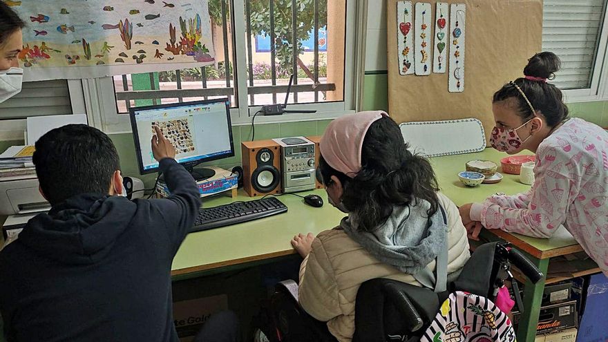 Alumnos del Santa Rosa de Lima durante una clase usando la tecnología. | L.O.