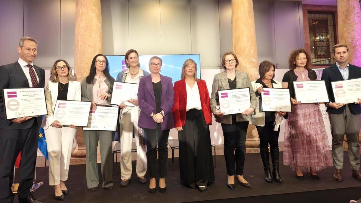 Gimena Llamedo, con representantes de las entidades que consiguieron la Marca de Igualdad.