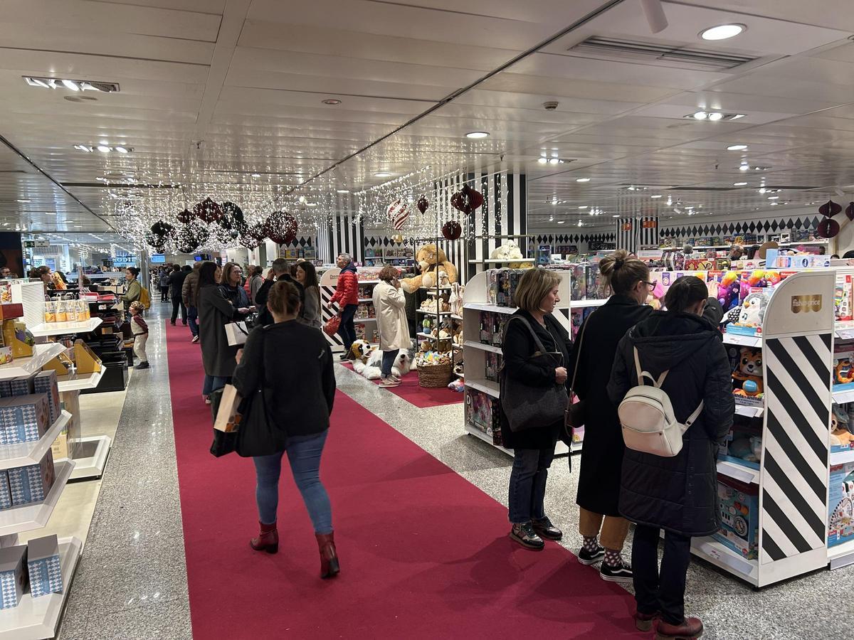 Ambiente de compras para el día de Reyes en un centro comercial de Santiago
