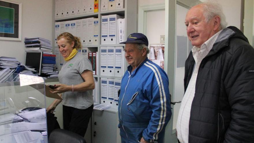 Sorteo de la mesa electoral en Palacios de Sanabria. | A. Saavedra