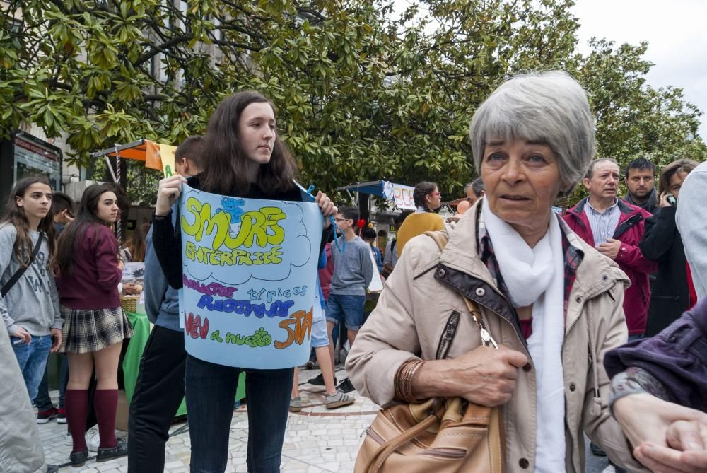 Mercadillo de escolares en el Paseo de Los Álamos de Oviedo